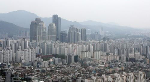 서울 아파트값이 작년 11월 첫째주 이후 34주 만에 상승세로 돌아섰다. 사진은 서울 아파트 전경.<연합뉴스>